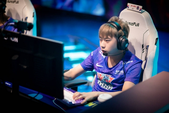 AutoFull电竞椅助力QG战队夺得KPL冠军